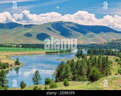 rivière à tête plate au-dessous des collines lointaines de l'aire de répartition nationale des bisons, près des douves, au montana Banque D'Images