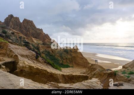 Vue sur les grandes dunes de sable et l'accès à la plage en panne route gravement affectée par l'érosion par le vent et l'eau sur le côte Banque D'Images