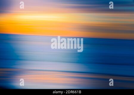 Arrière-plan abstrait de couleurs jaune et bleu vif. Coucher de soleil sur la mer, dessin au trait, flou de mouvement Banque D'Images