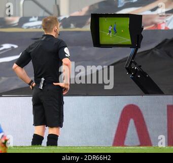 Tottenham Hotspur Stadium, Londres, 20 décembre 2020. L'arbitre Craig Pawson consulte l'écran des VAR de Pitchside avant d'accorder à Leicester City leur pénalité de fin de première mi-temps lors du match de la Premier League au Tottenham Hotspur Stadium, Londres. Tottenham Hotspur et Leicester City. Premier League - London Picture Credit : © Mark pain / Alamy Live News Banque D'Images