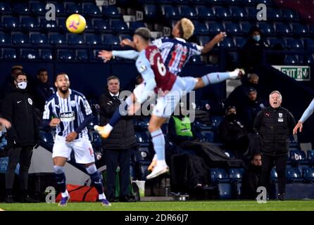 Sam Allardyce, directeur de West Bromwich Albion, et Sammy Lee, assistant (à droite), observent l'action lors du match de la Premier League aux Hawthorns, West Bromwich. Banque D'Images