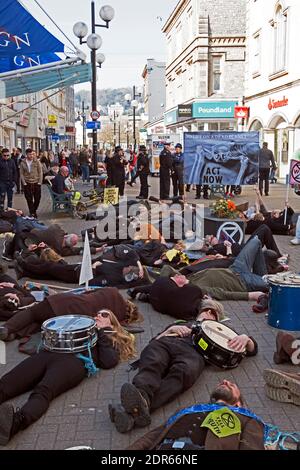 Les manifestants contre le climat sont à l'état de mort sur High Street à Weston-super-Mare, Royaume-Uni, le 30 mars 2019. La manifestation a été organisée par extinction rébellion Weston-super-Mare. Banque D'Images
