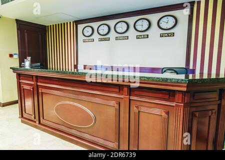 Réception de luxe avec des horloges montrant l'heure de différents pays Banque D'Images