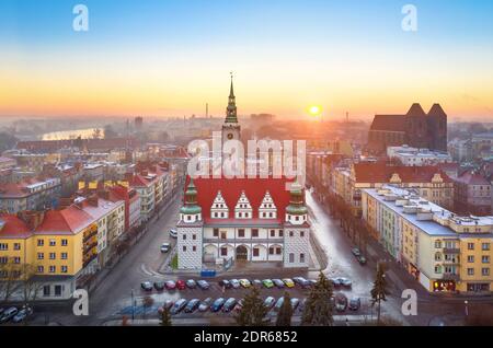 Brzeg, Pologne. Hôtel de ville Renaissance situé sur la place du marché (Rynek). Paysage urbain aérien au lever du soleil Banque D'Images