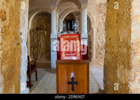 Midyat, Mardin, Turquie- septembre 17 2020: Bible et croix exposées au Monastère de Mor Gabriel Banque D'Images