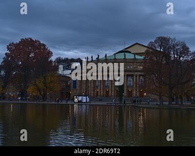 Célèbre opéra historique de Stuttgart, capitale du Bade-Wurtemberg, Allemagne, en face du petit lac Eckensee avec arbres décolorés et lac. Banque D'Images