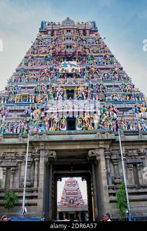 Chennai, Inde - octobre 2018 : gros plan d'une extérieur du temple Mylapore kapaleeswalar. Bâtiment du temple hindou indien dans l'état de Tamil nadu contre bl Banque D'Images