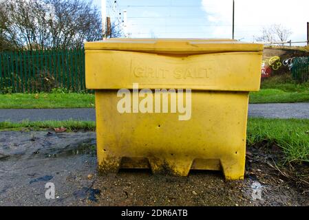 Bac à sel grain jaune sur le côté de la route. L'Angleterre a souvent du mal à faire face aux routes glacées et froides en raison de la pénurie de sel. Banque D'Images