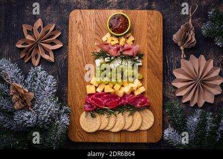 Assiette de hors-d'œuvre en forme d'arbre de Noël. Banque D'Images