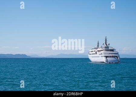 Super yacht ancré dans les eaux bleues méditerranéennes. Grèce. Banque D'Images