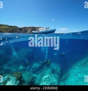 Plongée sous-marine, un bateau sur la surface et plongée sous-marine plongée sous-marine, mer Méditerranée, vue partagée sur et sous l'eau, Réserve marine de Cerbere Banyuls Banque D'Images