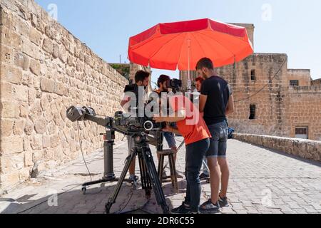 Midyat, Mardin, Turquie- septembre 17 2020: Série TV film équipe de tournage tourne un film dans un lieu historique sous parapluie, parasol Banque D'Images