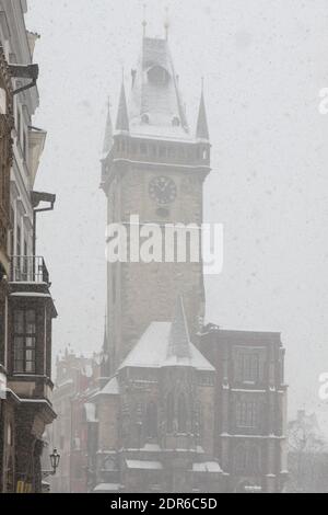 Ancien hôtel de ville (Staroměstská radnice) photographié dans de fortes chutes de neige sur la place de la vieille ville (Staroměstské náměstí) à Prague, République tchèque. Banque D'Images