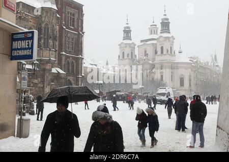 Des piétons photographiés dans de fortes chutes de neige en face de l'église Saint-Nicolas (Kostel svateho Mikuláše) sur la place de la vieille ville (Staroměstské náměstí) à Prague, République tchèque. Banque D'Images