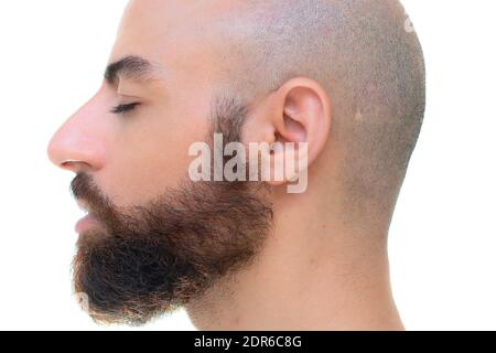 Un homme audacieux barbu avec des yeux fermés profil portrait Banque D'Images