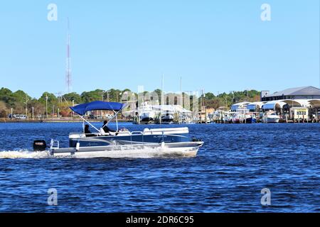 Etats-Unis, Floride, photo prise de Santa Rose Island. Le hors-bord navigue sur l'eau du son de Santa Rosa. La côte continentale est visible en arrière-plan Banque D'Images