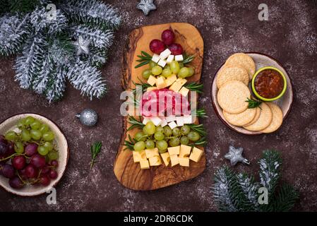 Assiette de hors-d'œuvre en forme d'arbre de Noël. Banque D'Images