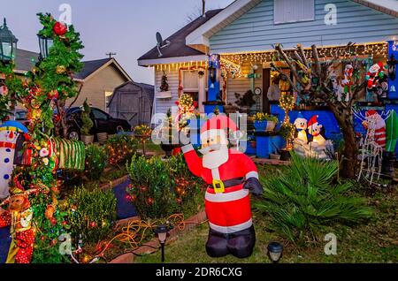 Une maison est décorée pour Noël, le 13 décembre 2012, à Columbus, Mississippi. La maison comprend des lampes à glaçons blanches et des ornements de pelouse gonflables. Banque D'Images