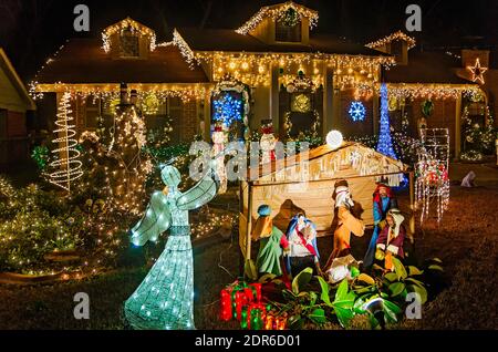 Une maison est décorée avec soin pour Noël, le 13 décembre 2012, à Columbus, Mississippi. Les décorations comprennent une Tour Eiffel et une scène de la nativité. Banque D'Images