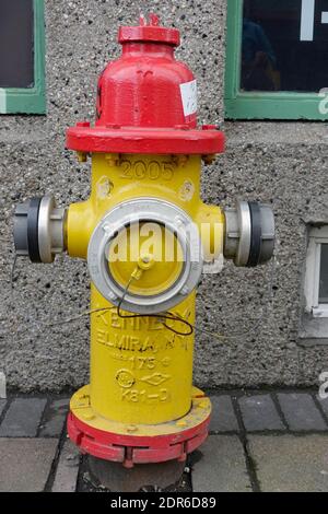 Incendie rouge et jaune dans le centre-ville de Reykjavik en Islande Fabriqué par la Kennedy Company dans l'État de New York d'Elmira Amérique Banque D'Images