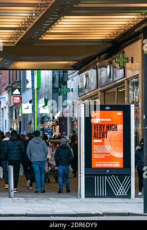 Coronavirus Tier 3 alerte très élevée à Manchester près du centre Arndale, les acheteurs de Noël dans les rues pendant la pandémie de coronavirus, décembre 2020, Royaume-Uni Banque D'Images