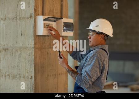 Portrait de la femme travaillant sur le chantier et utilisant un smartphone, espace de copie Banque D'Images