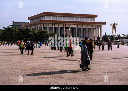 Beijing, Chine -- 3 avril 2016. Une photo des touristes sur la place Tiananmen y compris la Grande salle du peuple. Banque D'Images