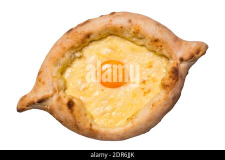 Adjarian khachapuri isolé sur fond blanc. Plat national géorgien. Banque D'Images