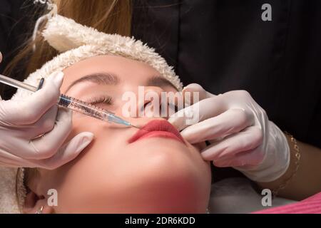 Femme obtenant l'injection cosmétique de botulinum aux lèvres. Procédure d'augmentation des lèvres dans un salon de beauté. Banque D'Images