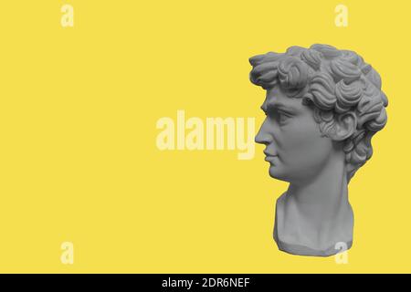 Tête de statue en gypse. La couleur du gris ultime de l'année 2021 illuminant le jaune Banque D'Images