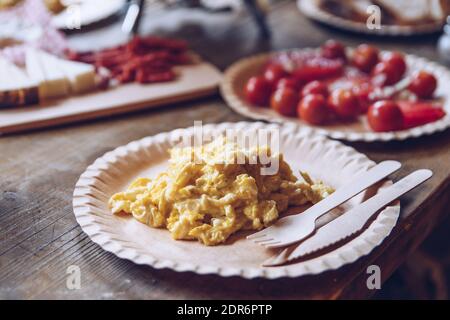 Délicieux petit déjeuner touristique sur le camping. Faire frire des œufs brouillés à l'extérieur. Banque D'Images