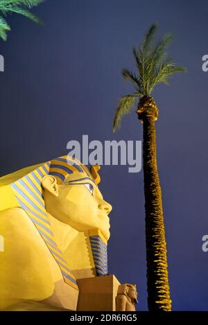 Extérieur de l'hôtel Luxor à Las Vegas, Nevada avec réplique de la tête dorée du roi Tut. Banque D'Images