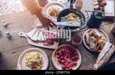 Délicieux petit déjeuner touristique sur le camping. Faire frire des œufs brouillés à l'extérieur. Banque D'Images