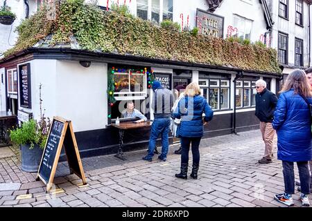 Les gens font la queue au Boot Pub St. Albans, dans le Hertfordshire au Royaume-Uni pour leurs boissons à emporter un jour après que le Hertfordshire a été mis dans le Tier 4 - 20 décembre 2020 Banque D'Images