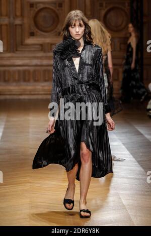 Un modèle marche sur la piste du spectacle Sharon Wauchob dans le cadre de la semaine de la mode de Paris prêt à porter Printemps/été 2016 le 30 septembre 2015 à Paris, France. Photo par Alain Gil Gonzalez /ABACAPRESS.COM Banque D'Images