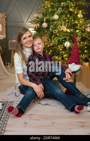 Belle famille avec arbre de noël dans le salon Banque D'Images