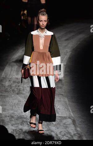 Un modèle marche sur la piste du spectacle Valentino dans le cadre de la semaine de la mode de Paris du printemps/été 2016, le 6 octobre 2015 à Paris, en France. Photo de Laurent Zabulon/ABACAPRESS.COM Banque D'Images