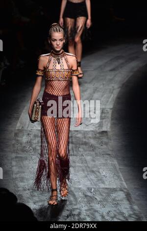 Un modèle marche sur la piste du spectacle Valentino dans le cadre de la semaine de la mode de Paris du printemps/été 2016, le 6 octobre 2015 à Paris, en France. Photo de Laurent Zabulon/ABACAPRESS.COM Banque D'Images