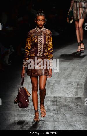 Un modèle marche sur la piste du spectacle Valentino dans le cadre de la semaine de la mode de Paris du printemps/été 2016, le 6 octobre 2015 à Paris, en France. Photo de Laurent Zabulon/ABACAPRESS.COM Banque D'Images