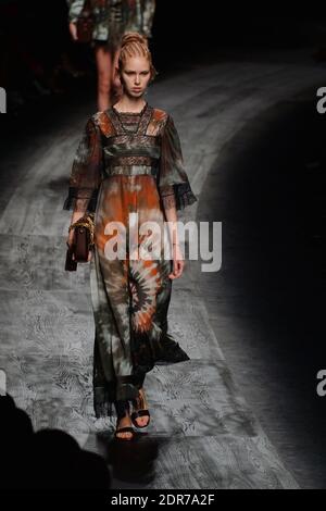 Un modèle marche sur la piste du spectacle Valentino dans le cadre de la semaine de la mode de Paris du printemps/été 2016, le 6 octobre 2015 à Paris, en France. Photo de Laurent Zabulon/ABACAPRESS.COM Banque D'Images