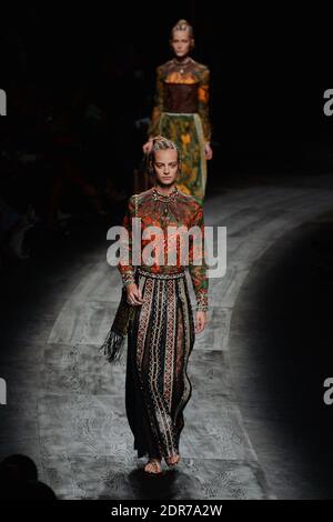 Un modèle marche sur la piste du spectacle Valentino dans le cadre de la semaine de la mode de Paris du printemps/été 2016, le 6 octobre 2015 à Paris, en France. Photo de Laurent Zabulon/ABACAPRESS.COM Banque D'Images