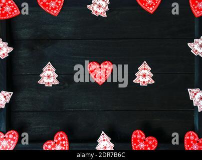 Couches de coeur et formes d'arbre de Noël sur fond en bois Banque D'Images