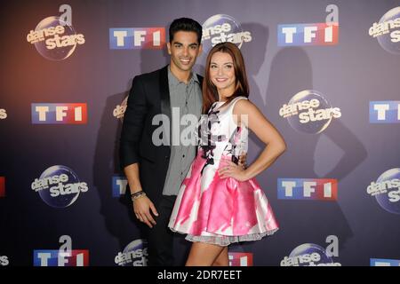 Priscilla Betti et Christophe Licata lors du photocall de danse avec les Stars 2015 a Paris, France le 7 octobre 2015. Priscilla porte une mini robe en taffetas de soies imprimee Christophe Gularme, paree par Elsa Lee Paris et escarpins Carmen Steffens. Photo d'Alban Wyters/ABACAPRESS.COM Banque D'Images