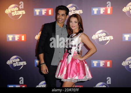 Priscilla Betti et Christophe Licata lors du photocall de danse avec les Stars 2015 a Paris, France le 7 octobre 2015. Priscilla porte une mini robe en taffetas de soies imprimee Christophe Gularme, paree par Elsa Lee Paris et escarpins Carmen Steffens. Photo d'Alban Wyters/ABACAPRESS.COM Banque D'Images