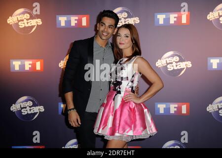 Priscilla Betti et Christophe Licata lors du photocall de danse avec les Stars 2015 a Paris, France le 7 octobre 2015. Priscilla porte une mini robe en taffetas de soies imprimee Christophe Gularme, paree par Elsa Lee Paris et escarpins Carmen Steffens. Photo d'Alban Wyters/ABACAPRESS.COM Banque D'Images