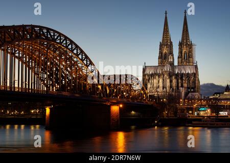 vue sur le rhin et la cathédrale de cologne Banque D'Images