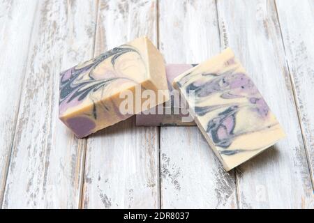 Savons colorés faits main sur fond de table en bois. Concept zéro déchet. Banque D'Images