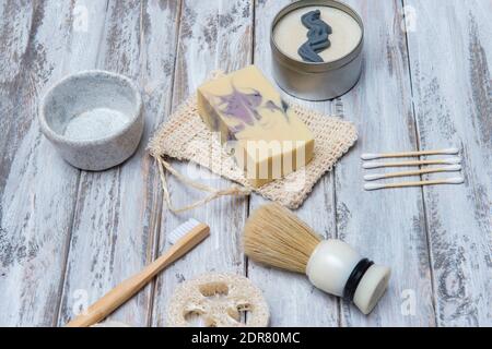 Aucun déchet accessoires de salle de bains sur fond de bois. Produit naturel écologique en bambou. Articles de beauté sans plastique.