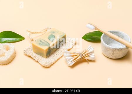 Accessoires de salle de bain zéro déchet sur fond de couleur crème. Produit naturel écologique en bambou. Articles de beauté sans plastique.