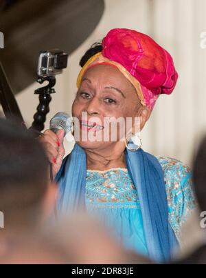 Omara Portuondo, membre du Club social Orquesta Buena Vista, un acte musical cubain, Se produit avant que le président américain Barack Obama fasse des remarques lors d'une réception pour le 25e anniversaire de l'Initiative de la Maison Blanche sur l'excellence éducative pour les Hispaniques dans la salle est de la Maison Blanche à Washington, DC, Etats-Unis, le jeudi 15 octobre 2015. C'était la première fois en plus d'un demi-siècle qu'un acte musical cubain se produit à la Maison Blanche. Photo de Ron Sachs/Pool/ABACAPRESS.COM Banque D'Images